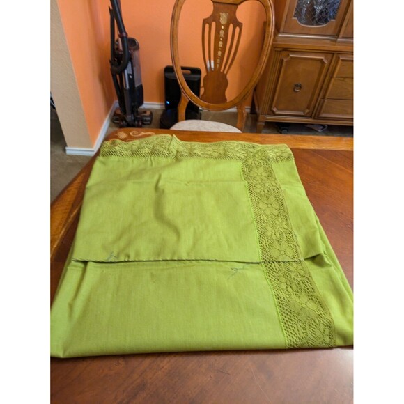 Lime Green Tablecloth Lace Edge 63" X 94" - Picture 1 of 13